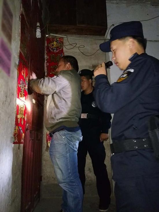 烟台粗心妈妈误将幼女锁家中 