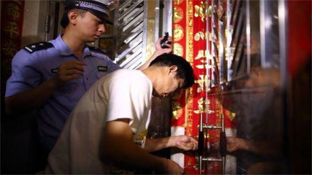 烟台请开锁师傅开了锁后，师傅